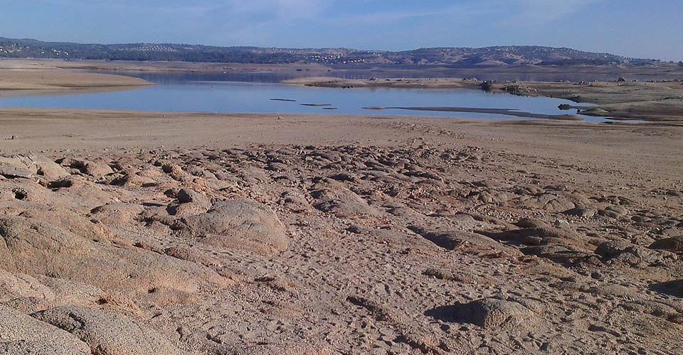 photo of Folsom Lake with a very low water level during the 2012-2017 California drought